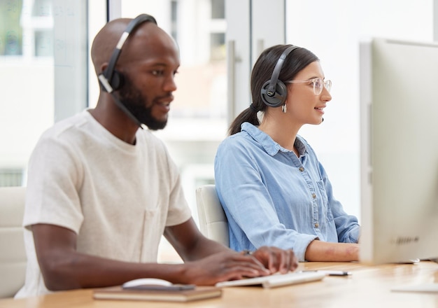 Rispondere a questo giorno una chiamata alla volta Foto di due operatori di call center insieme