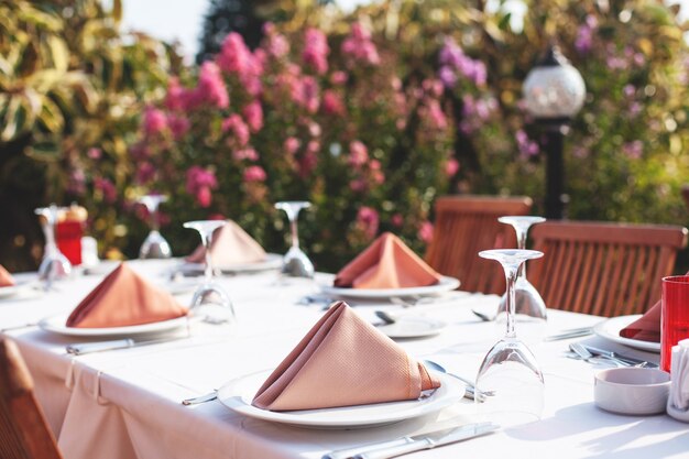 Ristorante all'aperto, sfondo morbido, arredamento elegante e bello