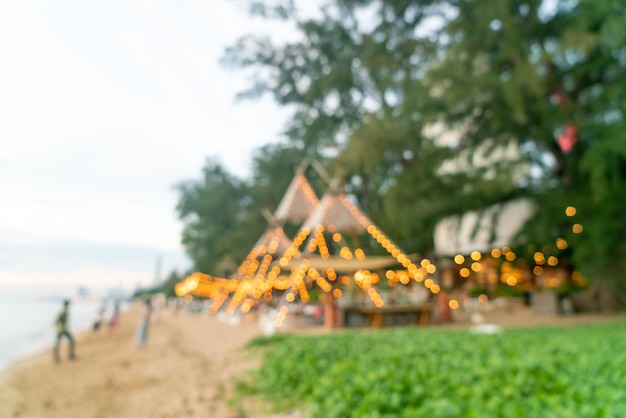 ristorante astratto del caffè della spiaggia della sfuocatura con la luce del bokeh per lo sfondo