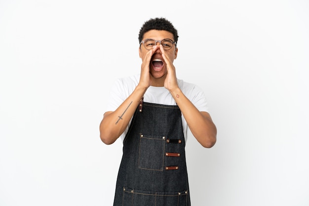 Ristorante cameriere afroamericano uomo isolato su sfondo bianco gridando e annunciando qualcosa