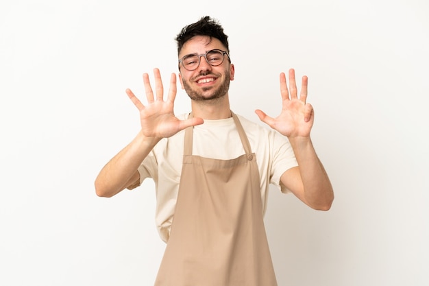 Ristorante cameriere uomo caucasico isolato su sfondo bianco contando nove con le dita