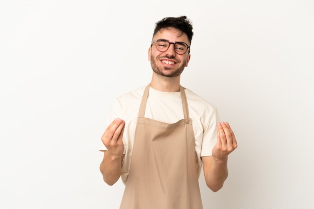 Ristorante cameriere uomo caucasico isolato su sfondo bianco fare soldi gesture