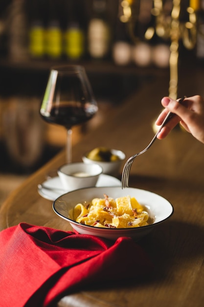 Ristorante che serve pasta con parmigiano e pepe. Fotografia di cibo. Impostazione della tavola.