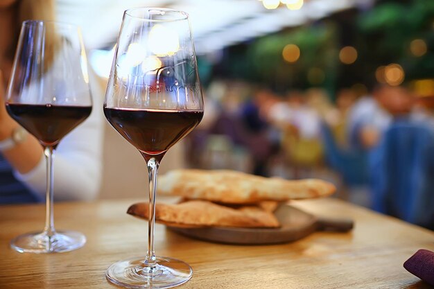 ristorante con bicchiere di vino rosso, degustazione di vini in background bar