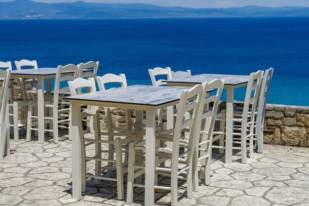 Ristorante con vista mare area salotto all'aperto senza clienti in Calcidica, Grecia