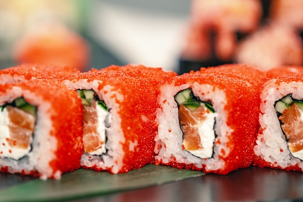 Ristorante di cibo giapponese, sushi e panini su oscurità