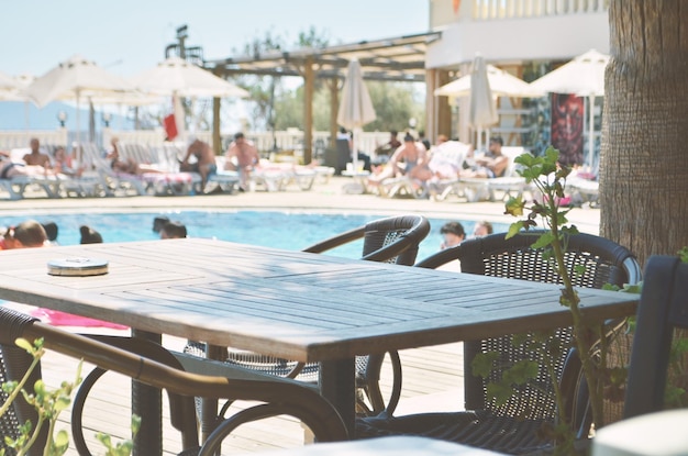 Ristorante e piscina all'aperto nel resort dell'hotel per l'immagine di sfondo