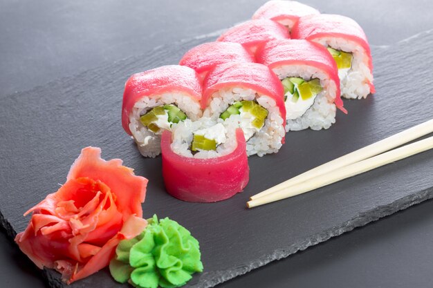 Ristorante giapponese, rotolo di sushi sul piatto di ardesia nera.