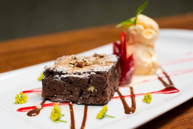 Ristorante gourmet con brownies al cioccolato