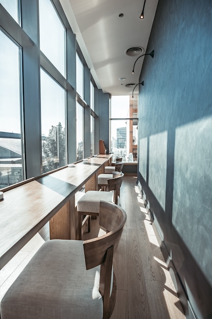 Ristorante interno con vista panoramica.