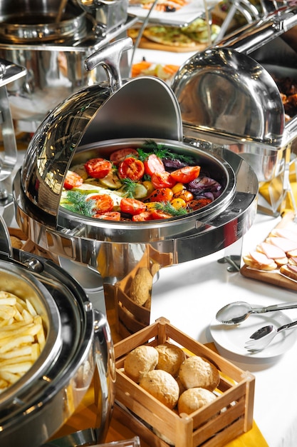 Ristorante pranzo catering buffet con piatto di verdure diverse