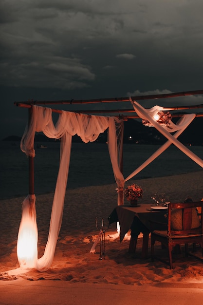 Ristorante romantico sull'oceano per un appuntamento al tramonto sull'isola di Koh Samui