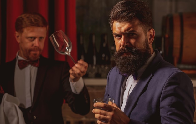 Ristorante sommelier barman al banco barista che lavora e si prende cura del cliente del vino per il cliente alc