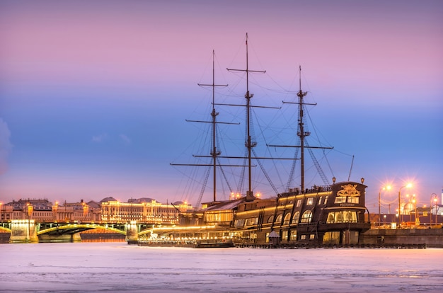 Ristorante su una nave sul fiume Neva a San Pietroburgo