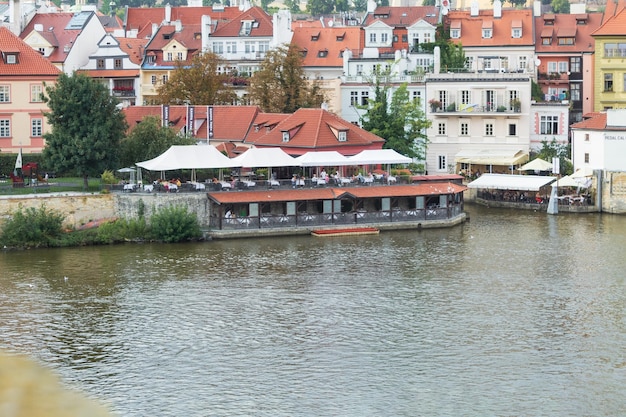 Ristorante sulle rive del fiume Moldava a Praga