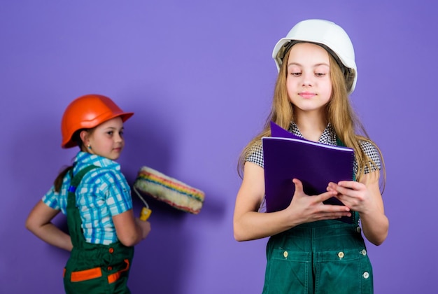 Ristrutturazione amatoriale Squadra di sorelle che rinnovano la casa Attività di miglioramento domestico Ragazze che pianificano la ristrutturazione Ridipingere le pareti Trasferirsi nel nuovo appartamento Le sorelle dei bambini gestiscono la ristrutturazione della loro stanza