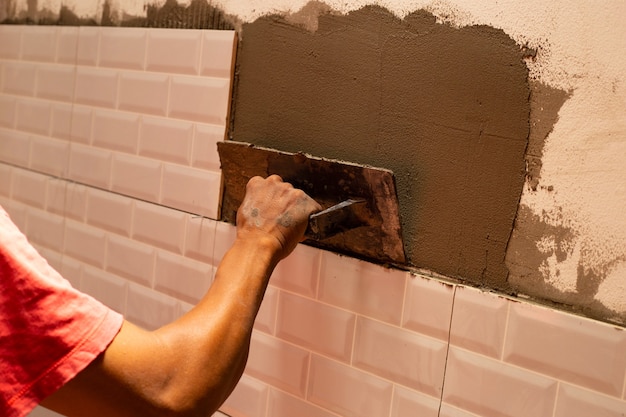 Ristrutturazione casa, posa piastrelle in ceramica sul muro