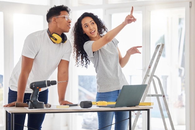 Ristrutturazione e pianificazione del laptop con una coppia nella loro nuova casa insieme per un progetto di ristrutturazione Costruzione di immobili o miglioramento della proprietà fai-da-te con un uomo e una donna che parlano nella loro casa