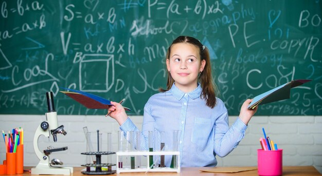 Risultati medici Chimica Ritorno a scuola Studenti che fanno esperimenti di biologia con il microscopio Bambini piccoli che imparano la chimica nel laboratorio scolastico felice giornata dei bambini Bambini piccoli a lezione di scuola