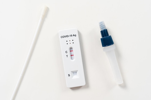 Risultato del test positivo al coronavirus (Covid-19) con i kit di test rapido dell'antigene SARS-CoV-2 per l'autotest a casa