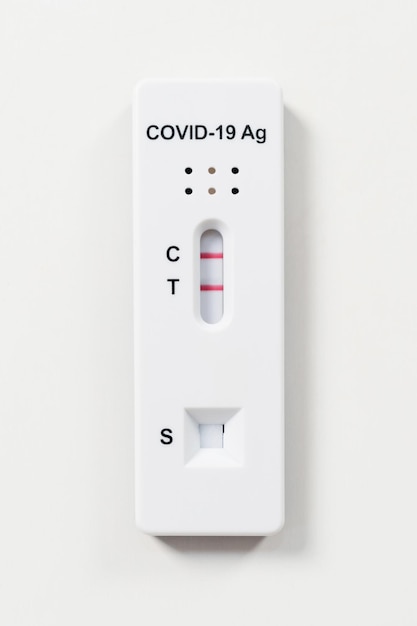 Risultato del test positivo al coronavirus (Covid-19) con i kit di test rapido dell'antigene SARS-CoV-2 per l'autotest a casa