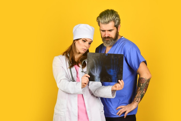 Risultato tomografia radiografica. il medico e l'infermiere hanno bisogno della consulenza di esperti. studiare la cartella clinica del paziente. fare una diagnosi. il medico di turno discute la diagnosi. consultazione. diagnostica a raggi X.