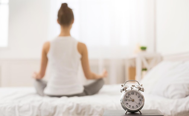 Risveglio precoce Donna che pratica yoga al mattino