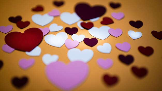 ritagli di carta a forma di cuore Coriandoli di carta sparsi Per festeggiare San Valentino