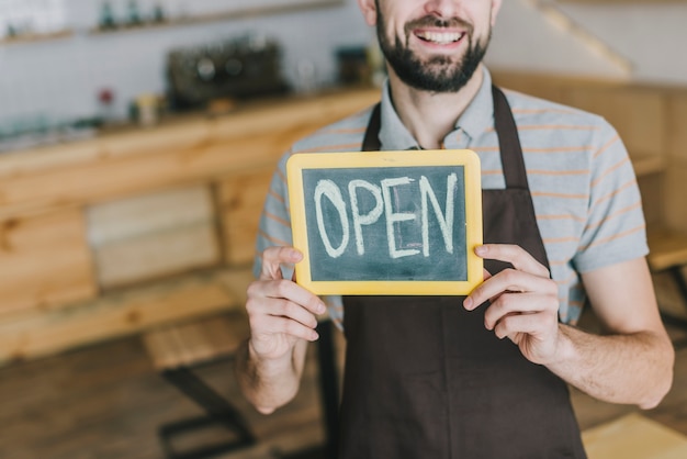 Ritaglia il barista con una scrittura aperta