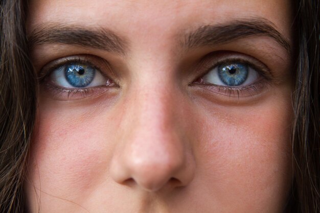 Ritaglia il viso della giovane donna con gli occhi azzurri