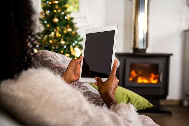 Ritaglia la donna di colore usando il tablet