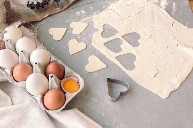 Ritaglia la pasta a forma di cuore e stelle