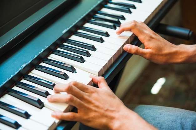 Ritaglia le mani su un piano elettrico