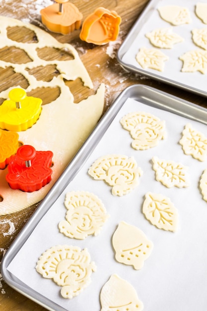 Ritagliare le foglie autunnali con lo stampo per biscotti per decorare la torta di zucca.
