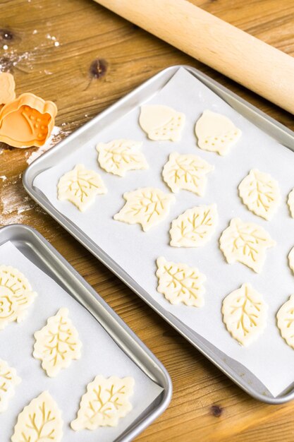 Ritagliare le foglie autunnali con lo stampo per biscotti per decorare la torta di zucca.