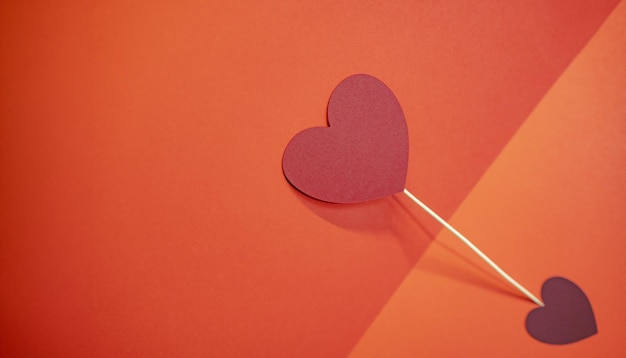 Ritaglio con un cuore di carta Copia spazio Per festeggiare San Valentino