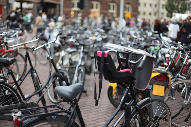 Ritiro di biciclette parcheggiate in via della città