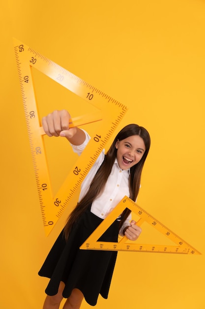 Ritorno a scuola algebra e geometria bambino studio matematica angolo laurea trigonometria cancelleria