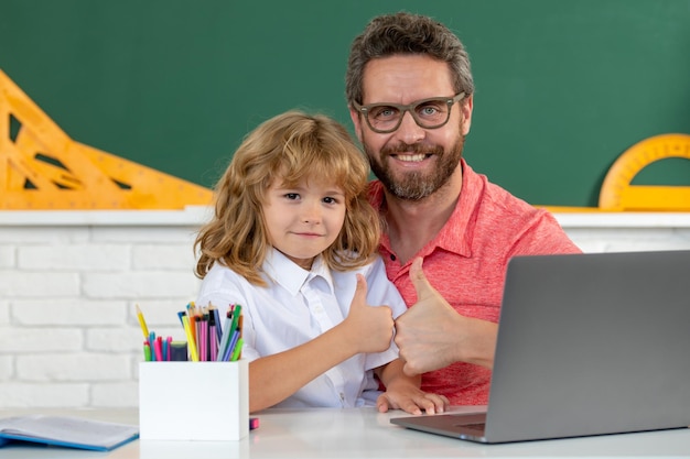 Ritorno a scuola allievo bambino studente e insegnante tutor in classe a lezione scolastica