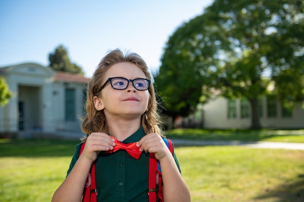 Ritorno a scuola allievo sorridente felice della scuola primaria primo giorno di autunno autunno