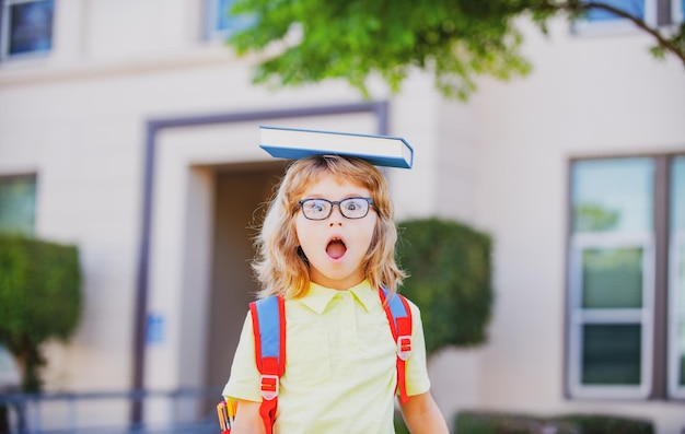 Ritorno a scuola Bambina carina con zaino che va a scuola con divertimento