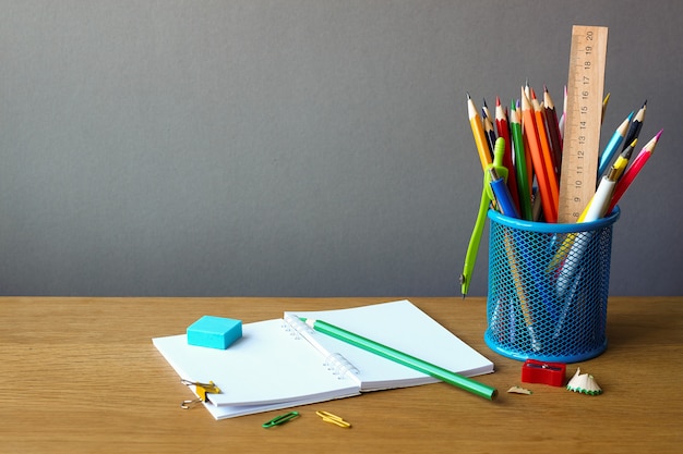 Ritorno a scuola con materiale scolastico e taccuino aperto su una scrivania