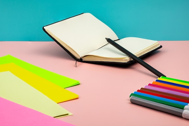 Ritorno a scuola, con materiale scolastico su un tavolo rosa.