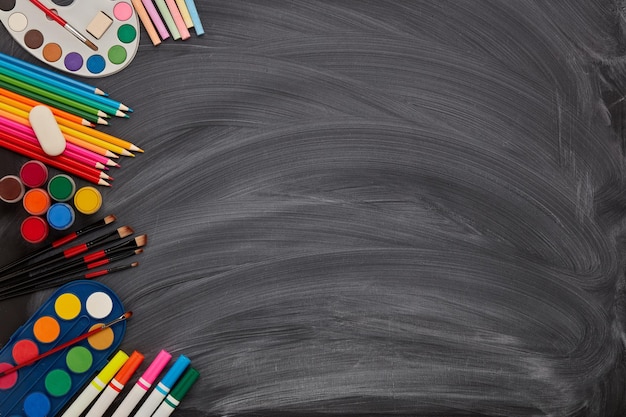 Ritorno a scuola Contorno con i rifornimenti scolastici Contorno 47