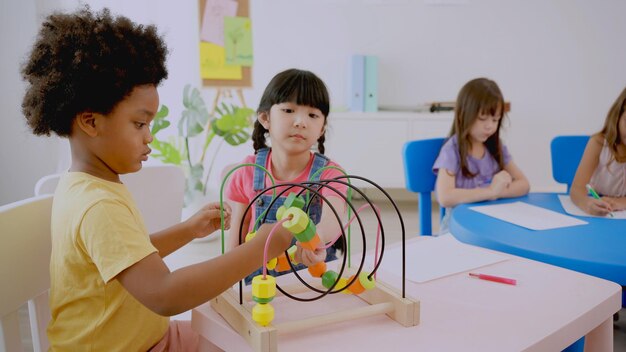 Ritorno a scuola e corso estivo. Bambini piccoli che imparano l'aula dell'asilo