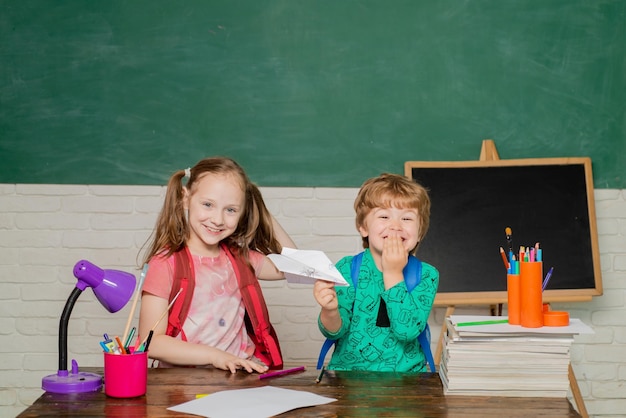 Ritorno a scuola e tempo felice Simpatico bambino in età prescolare con bambina in una classe Concetto di educazione e lettura