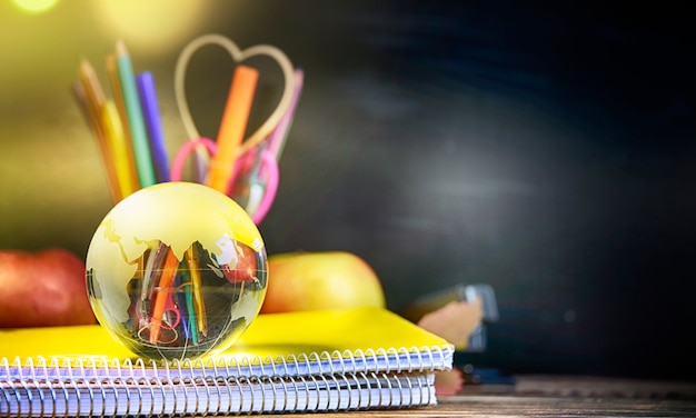 Ritorno a scuola, forniture e lavagna.