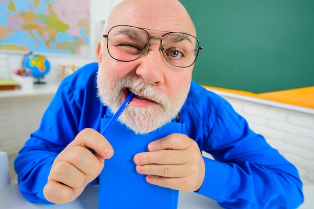 Ritorno a scuola insegnante con gli occhiali che impara il concetto di scuola di educazione l'insegnante di settembre si prepara