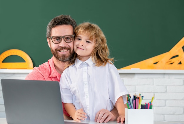 Ritorno a scuola insegnante e allievo che imparano in classe