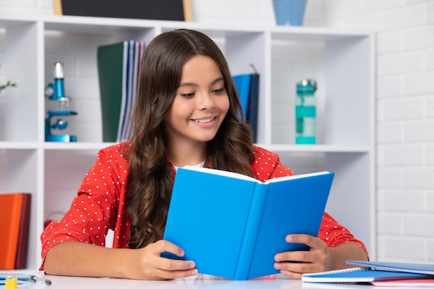 Ritorno a scuola Libro di lettura della ragazza della scuola dell'adolescente pronto per imparare La ragazza felice affronta le emozioni positive e sorridenti